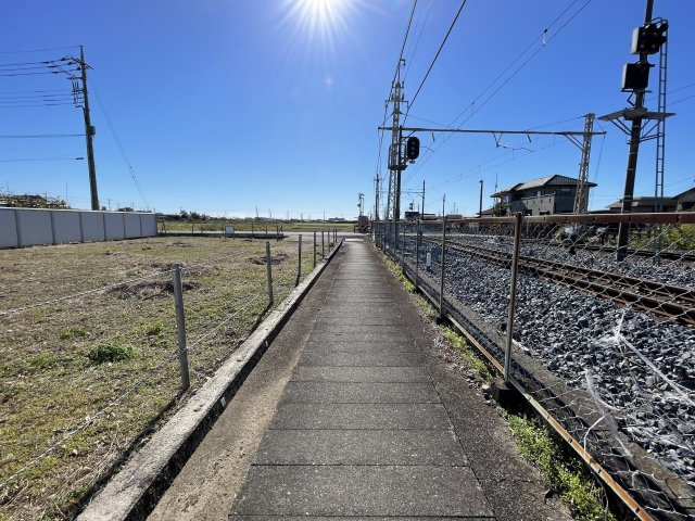 佐野市新吉水町 売地の周辺|敷地西側の通路　※北側（吉水駅側）から南側（接道方面）を撮影