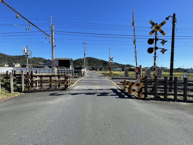 佐野市新吉水町 売地の周辺|踏切　※線路の先、左側が物件でです