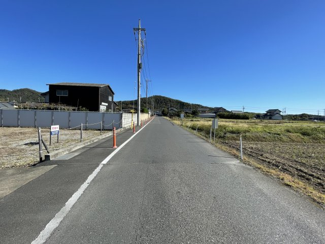 佐野市新吉水町 売地の前面道路含む現地写真|接面道路(東方面を撮影)　※左側が物件です