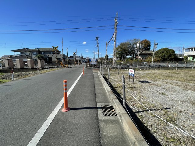 佐野市新吉水町 売地の前面道路含む現地写真|接面道路(西方面を撮影)　※右側が物件です