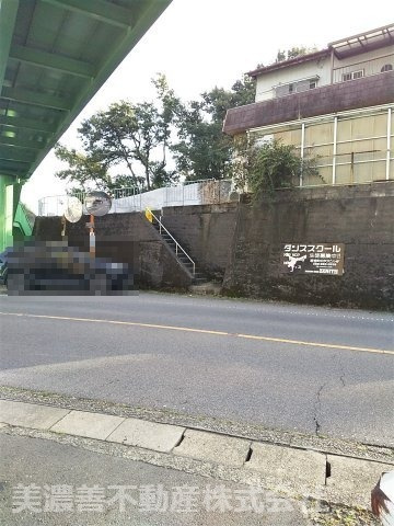 ５９８１６　岐阜市上加納山土地の前面道路含む現地写真