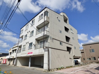 【外観】 | 安心の鉄骨造りで一階が駐車場になっています。190号線にすぐアクセス可能です