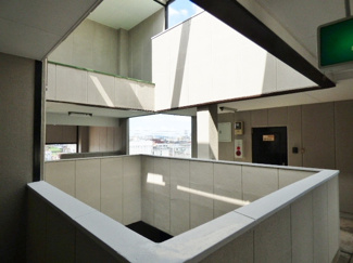 【エントランス】 | 建物中心部に吹抜けの構造です
