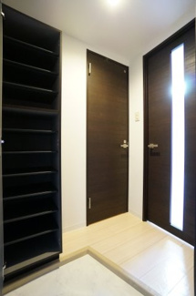 【玄関】 | グラッツェ櫻乃邸 | 白を基調とした開放感溢れる玄関です。玄関の鍵は高性能ピッキング対策シリンダー採用しております。