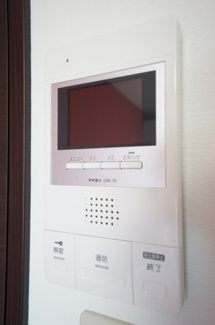 【セキュリティ】 | グラッツェ櫻乃邸 | 不審者の侵入を未然に防ぐＴＶモニター付インターホン。暮らしの安心と安全をガードします。