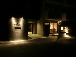 【外観】 | グラッツェ櫻乃邸 | その感動は、住む方の誇りを映すグランドエントランスから。夜には仄かな光で、格調高い落ち着いた雰囲気を実際に確認することができます。