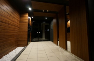 【エントランス】 | グラッツェ櫻乃邸 | グレード感のあるエントランスは、住むほどに愛着が増し、我が家へ帰るのが楽しみになるでしょう。