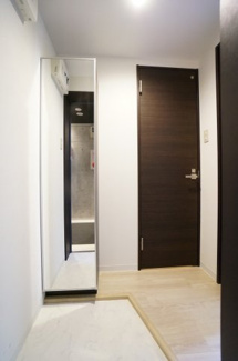 【玄関】 | グラッツェ櫻乃邸 | 玄関には全身ミラー付のシューズボックスが備えております。女性目線で提案された豊富な収納も魅力です。