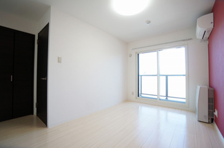 【洋室】 | グラッツェ櫻乃邸 | 朝陽を浴びるのが気持ちいいお部屋です。