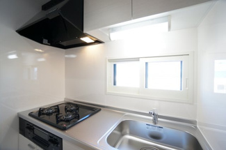 【キッチン】 | グラッツェ櫻乃邸 | 収納たっぷりのシステムキッチン。火力と手入れのしやすさが魅力です。