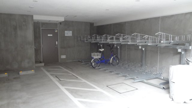 プレシス上野リュクスの駐車場