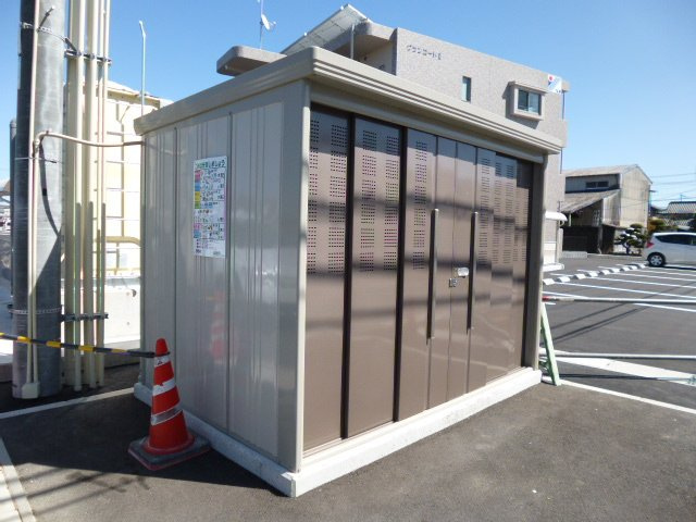 総社市井手の賃貸マンションのその他共用部分|敷地内ゴミステーション