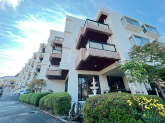 【外観】 | 植栽の手入れまで細かく管理が行き届いた、どこか懐かしい高級感あふれるヴィンテージマンション。階数があるマンションよりも耐久性が高く、地震にも強く安心です。レトロな雰囲気と緑が心地よい。