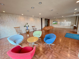 【その他共用部分】 | パステルカラーの応接セットがマンションの雰囲気とよく似合う、マンションの共用エントランス♪毎日通るロビーだからこそ、素敵と思える空間でありたいですよね。マンション平和はそんな要望をかなえてくれるはず♪