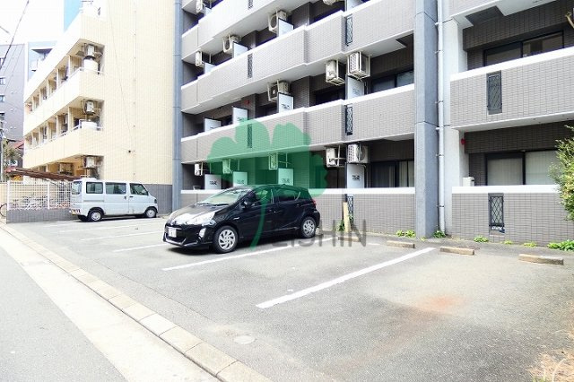 エステートモアアバン博多ステーションの駐車場