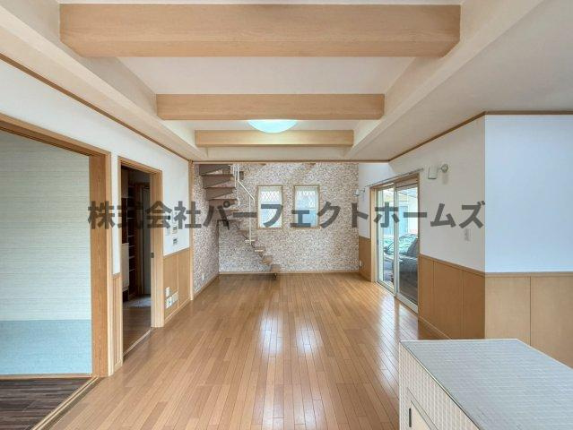 私部西4丁目戸建　賃貸の居間・リビング|おしゃれなリビングです