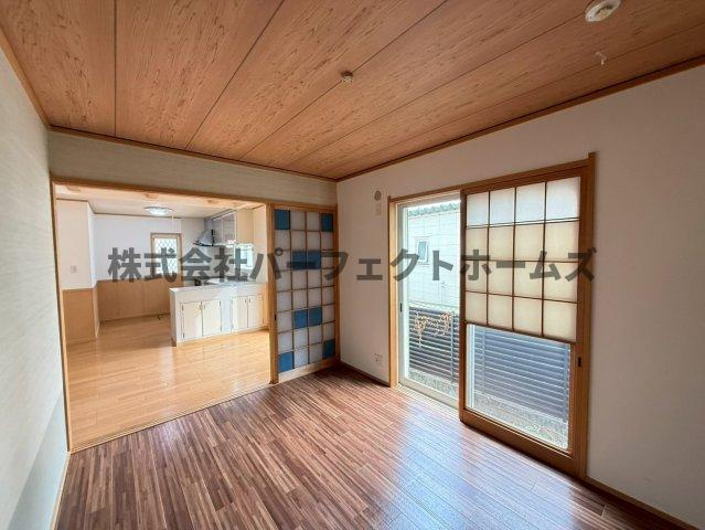 私部西4丁目戸建　賃貸の和室|明るい和室です