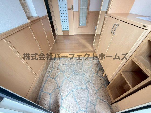 私部西4丁目戸建　賃貸の玄関|落ち着いた玄関です