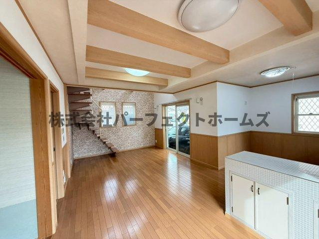 私部西4丁目戸建　賃貸の居間・リビング|こちらの居間で趣味の時間をお楽しみください