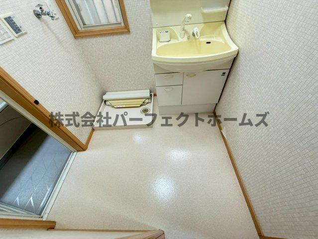 私部西4丁目戸建　賃貸の洗面所|脱衣スペースもあります