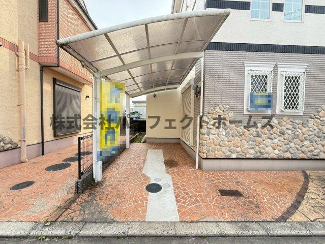 私部西4丁目戸建　賃貸の駐車場|駐車場に車を止められます