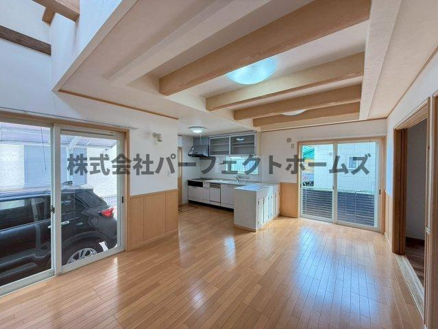 私部西4丁目戸建　賃貸の居間・リビング|おしゃれな居間です