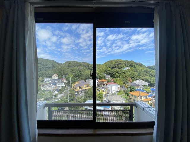 海見え！シーサイドヒルズ・ノバ南葉山7階　バルコニーより海を臨むの展望|山々を臨む