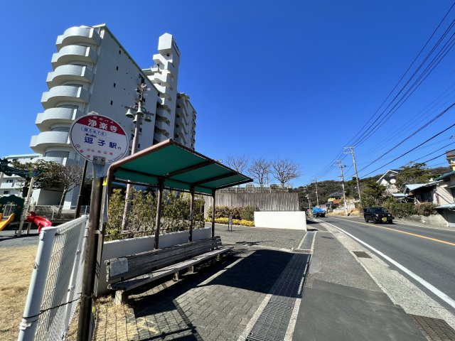 海見え！シーサイドヒルズ・ノバ南葉山7階　バルコニーより海を臨むの周辺|バス停徒歩1分