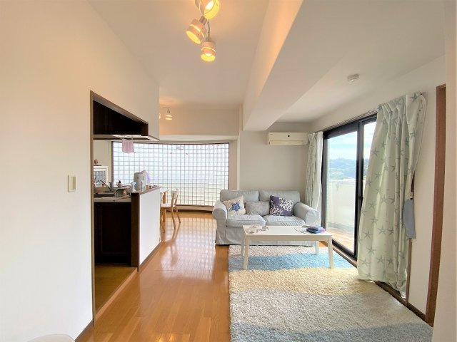 海見え！シーサイドヒルズ・ノバ南葉山7階　バルコニーより海を臨むの洋室|明るい室内