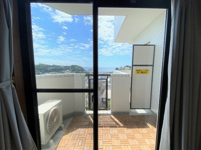 海見え！シーサイドヒルズ・ノバ南葉山7階　バルコニーより海を臨むのバルコニー|海を臨むバルコニー