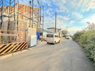 【前面道路含む現地写真】 | ほのぼのとした住環境は陽当たり・風通しも良く静かで穏やかな気持ちで住まうことが出来ます(^^♪緑も多く開放的な住宅地です。バルコニー型の眺めもスッキリ！