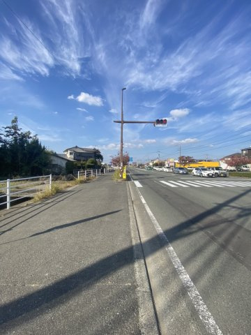 【前面道路含む現地写真】 | 南区御幸西1丁目　 | 平成大通りから南側、田迎木原線沿いの土地です！大きな交差点に面しているので目立ちます！
