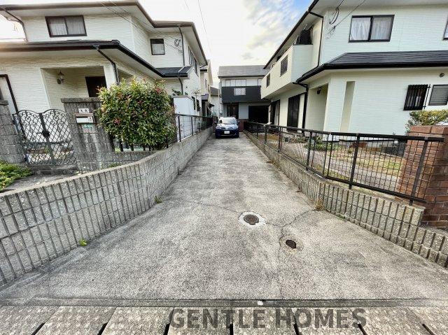 筑紫野市塔原東５丁目の駐車場|縦列で３台駐車可能
横幅もありますので乗り降りも可能です