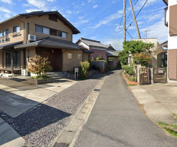 各務原市鵜沼古市場町３丁目の前面道路含む現地写真