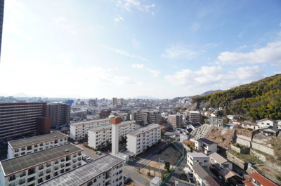 【展望】 | BELISTA己斐（リフォーム済） | 【四季を感じる】
四季の移ろい・爽やかな青空や風を感じられ
自然を愉しめるパノラマビュー。
毎日の暮らしに余裕を感じさせてくれる、
遮る物の無い開放的な眺望を是非、ご堪能ください。