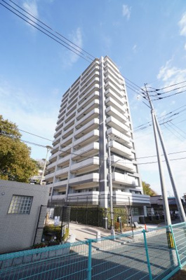 【外観】 | BELISTA己斐（リフォーム済） | 【洗練のファサード】
どんどん開発が進む西広島という地に映える、
スタイリッシュなファサードデザインに加え、 
空に伸びゆくマリオンをアクセントに、
洗練を纏うシンボリックな佇まいが印象的。 