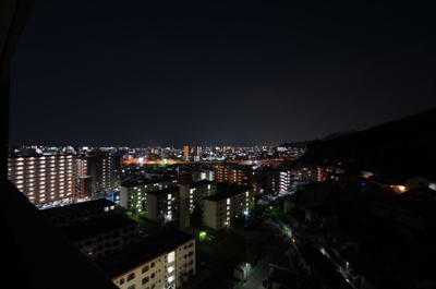 【展望】 | BELISTA己斐（リフォーム済） | 【Night View】
物件からの夜の景色は、隠れ夜景スポットのよう。
お仕事から疲れて帰ってきて、この夜景を楽しめるのも
この立地ならでは。
もう少し早い時間のサンセット夜景もキレイかも。