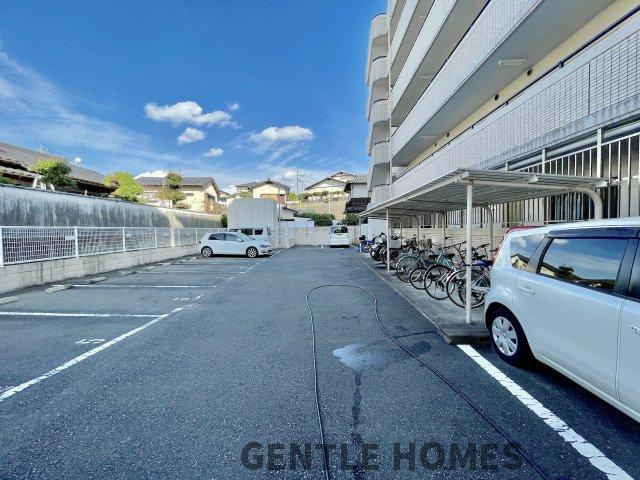 ダイナコート春日の駐車場