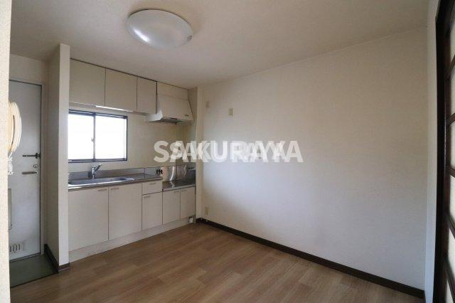 パールハイツ　A棟の居間・リビング|ダイニングキッチン。2022年撮影。現況と異なる場合がございます。
