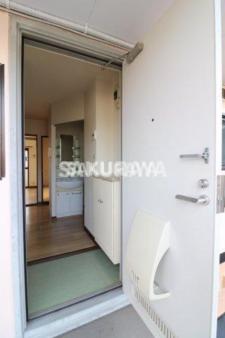 パールハイツ　A棟の玄関|2022年撮影。現況と異なる場合がございます。