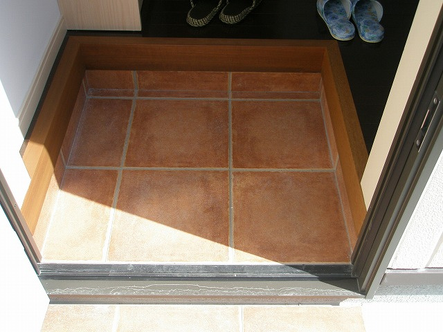 TKアパートメント【10,000円キャッシュバック対象物件】の玄関|明るい玄関です