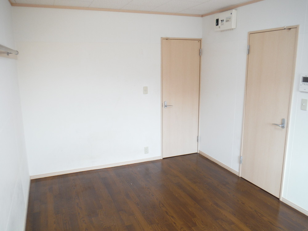 TKアパートメント【10,000円キャッシュバック対象物件】の居間・リビング|こちらの居間で趣味の時間をお楽しみください