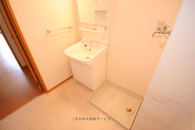 【独立洗面台】 | ソレーユ | 独立洗面台、朝の身支度には欠かせません
ソレーユ101号室　2009/7/9撮影