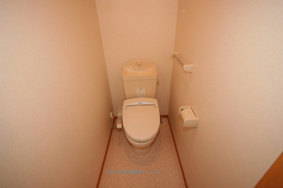 【トイレ】 | ソレーユ | ゆったりとした空間のトイレです
ソレーユ101号室　2009/7/9撮影