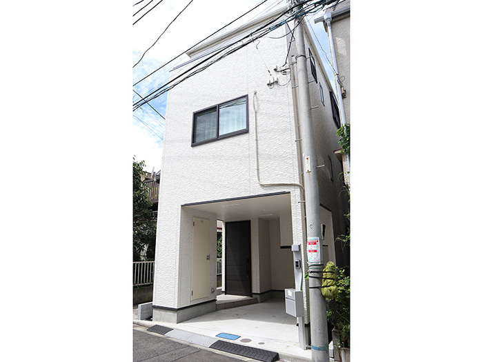 中古戸建（川崎区浅田2丁目）の外観|新築戸建　JR鶴見線「武蔵白石」駅 徒歩11分　2SLDK　リフォーム済み　陽当り良好　令和2年6月　駐車スペース   スーパーまで徒歩約4分と充実の生活環境