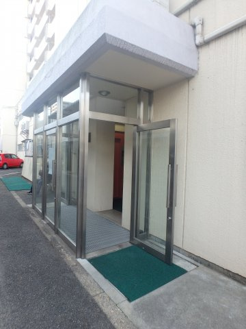 鶴形ビルのエントランス