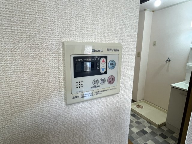 【設備】 | ハイカムール松井 | 給湯器リモコンです