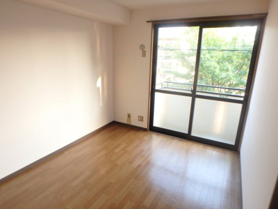 【寝室】 | ハイカムール松井 | 広くて明るい寝室