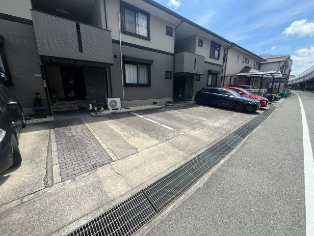 【駐車場】 | ハイカムール松井 | 駐車場に車を止められます