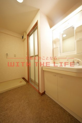 EKビル【キャッシュバック対象物件】の洗面所|忙しい朝には欠かせない洗面所です